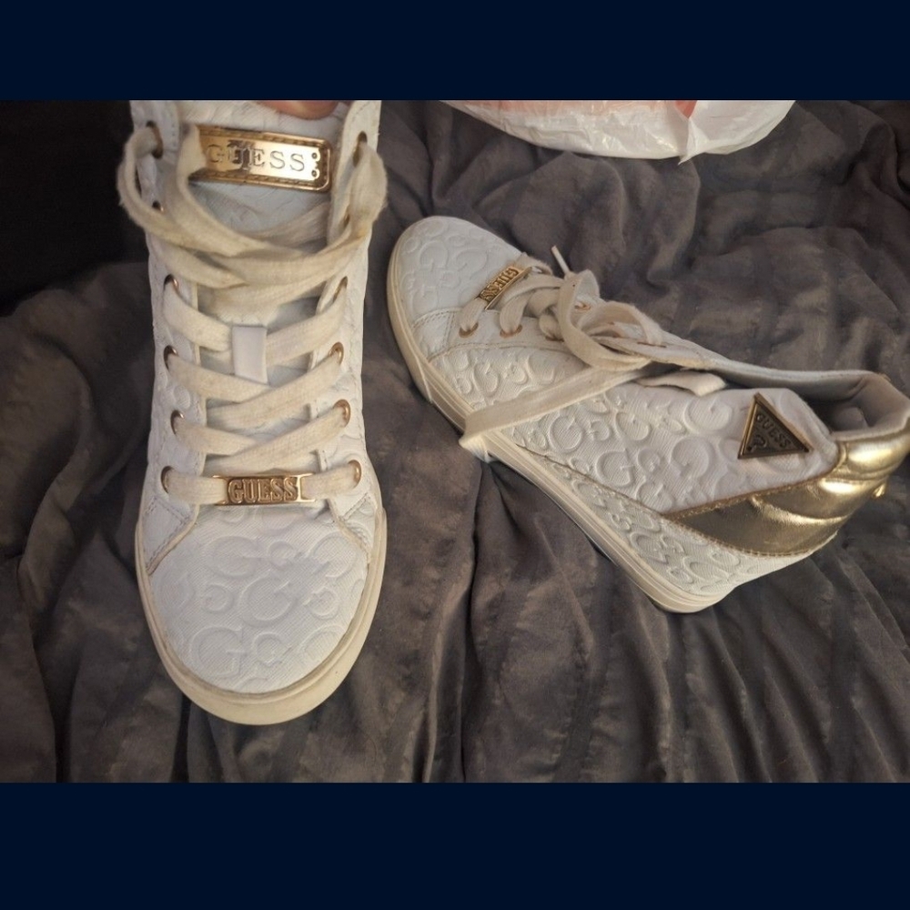 GUESS Women's White and Gold Sneakers